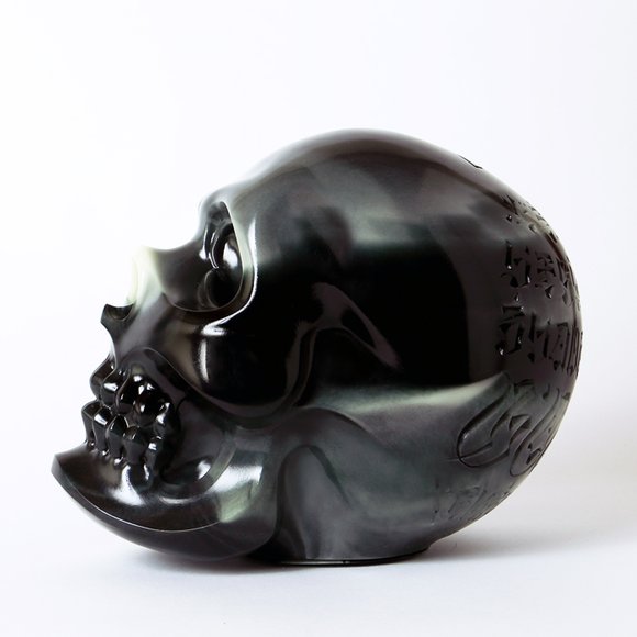 Hasadhu Shingon Skull - Black/GID Marbled figure by Usugrow, produced by Secret Base. Side view.