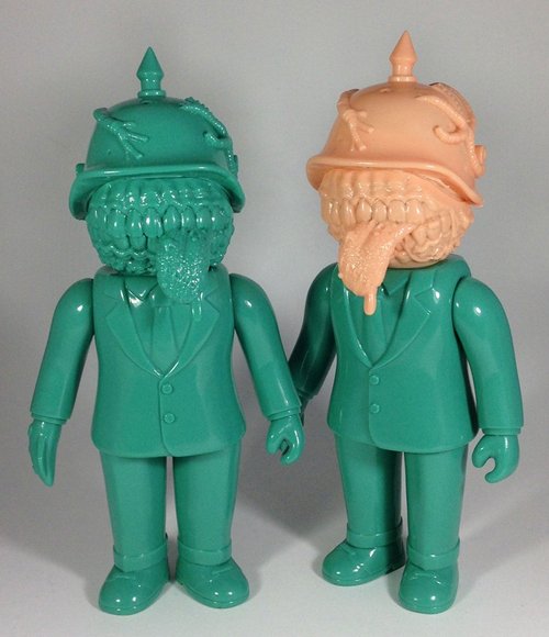 Hateball aka Freaky Fritz figure by Frank Kozik, produced by Grody Shogun. Front view.