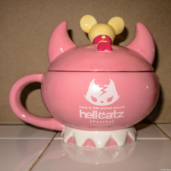 Hellcatz Peachy lidded tea cup figure by Devilrobots, produced by K-Company Co., Ltd.. Back view.