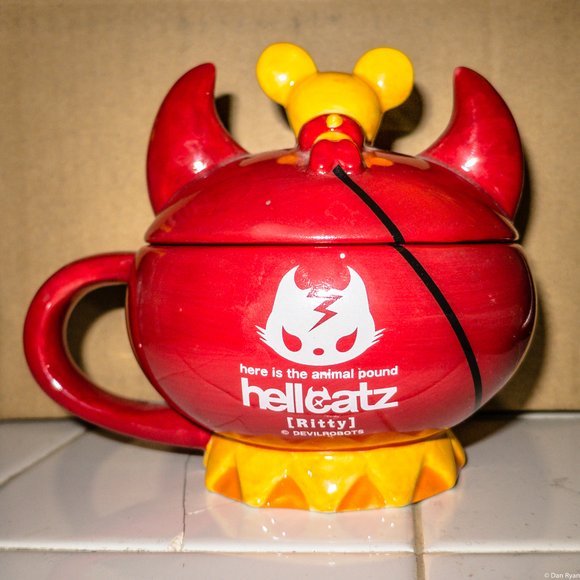Hellcatz Ritty lidded tea cup figure by Devilrobots, produced by K-Company Co., Ltd.. Back view.