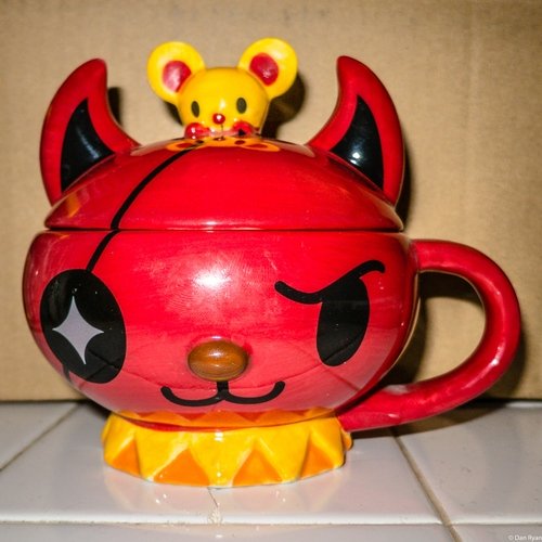 Hellcatz Ritty lidded tea cup figure by Devilrobots, produced by K-Company Co., Ltd.. Front view.
