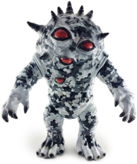 Hex Camo Eyezon figure by Obsessed Panda ( Michael Devera), produced by Max Toy Co.. Front view.