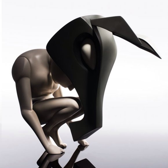 Dark Sorrows – Nightshade figure by Mark Landwehr / Sven Waschk, produced by Coarsetoys. Side view.