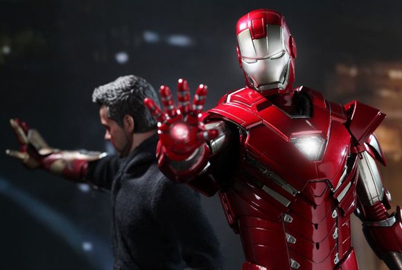 Iron Man 3 : Silver Centurion (Mark XXXIII) figure by Jc. Hong, produced by Hot Toys. Detail view.