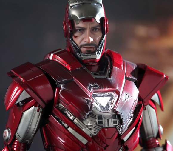 Iron Man 3 : Silver Centurion (Mark XXXIII) figure by Jc. Hong, produced by Hot Toys. Detail view.