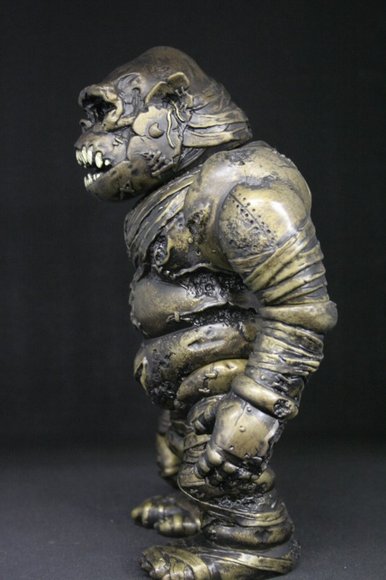 Itamu (Mecha Gorilla-Ju) figure by Pushead X Hirota Saigansho, produced by Hirota Saigansho. Side view.