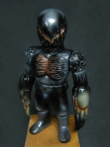Itchiness Chevalier Noir figure by Atom A. Amaresura, produced by Realxhead. Front view.