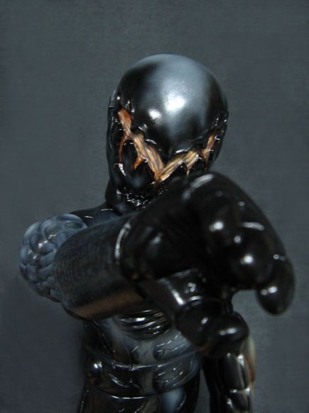 Itchiness Chevalier Noir figure by Atom A. Amaresura, produced by Realxhead. Detail view.