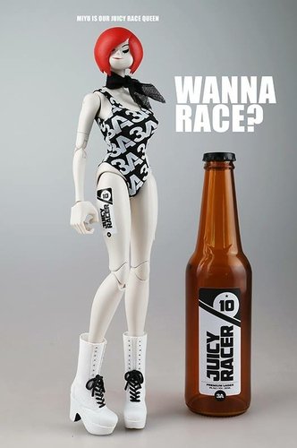 Juicy Racing Miyu Set figure by Ashley Wood, produced by Threea. Front view.