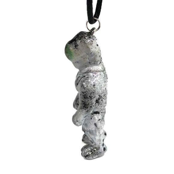 Kaijuwelry Pendant Ollieun Custom Ollie MVH VAG figure by Aeqea, produced by Gacha. Side view.