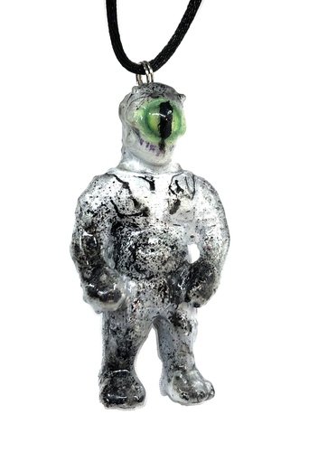 Kaijuwelry Pendant Ollieun Custom Ollie MVH VAG figure by Aeqea, produced by Gacha. Front view.