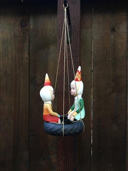 Kiddos on a tire swing figure by Doubleparlour. Side view.