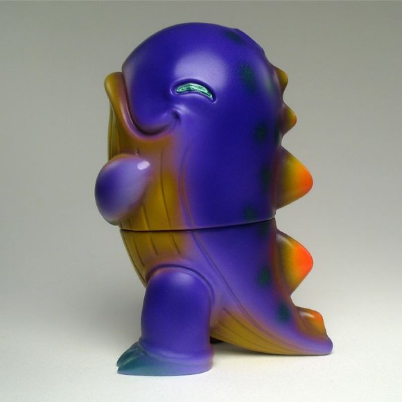 Killer - Purple, Yellow figure by Naoya Ikeda. Side view.
