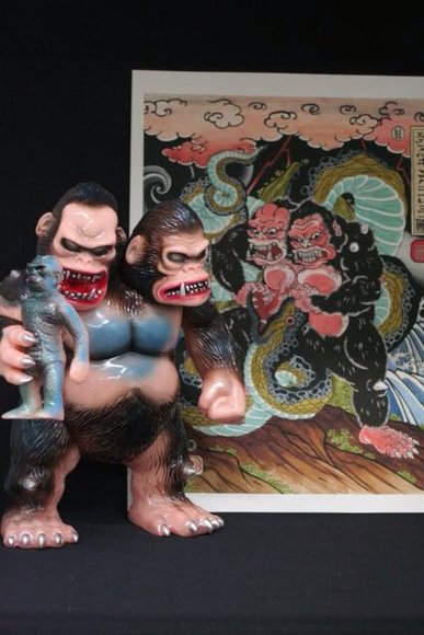 King Gorilla Ju figure by Yasuaki Hirota, produced by Hirota Saigansho. Front view.