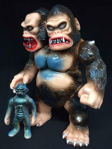 King Gorilla Ju figure by Yasuaki Hirota, produced by Hirota Saigansho. Front view.