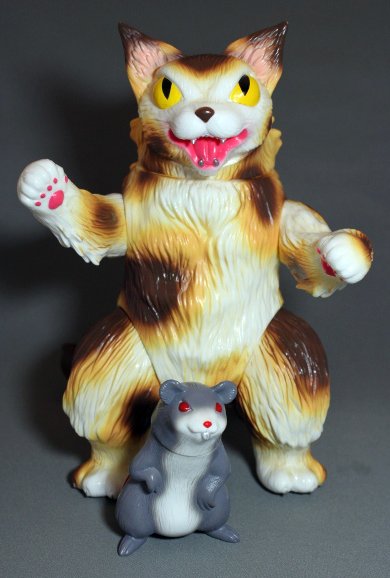 King Negora + Oh Nezumi Rat - White figure by Mark Nagata X Konatsu (Tttoy), produced by Max Toy Co.. Front view.