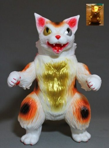 King Negora - One-Up Anniversary Gold and Orange figure by Mark Nagata, produced by Max Toy Co.. Front view.