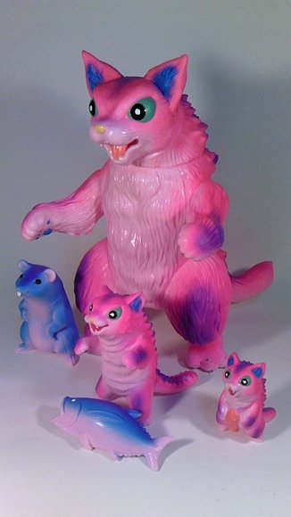 King Negora Pink Painted figure by Mark Nagata, produced by Max Toy Co.. Front view.