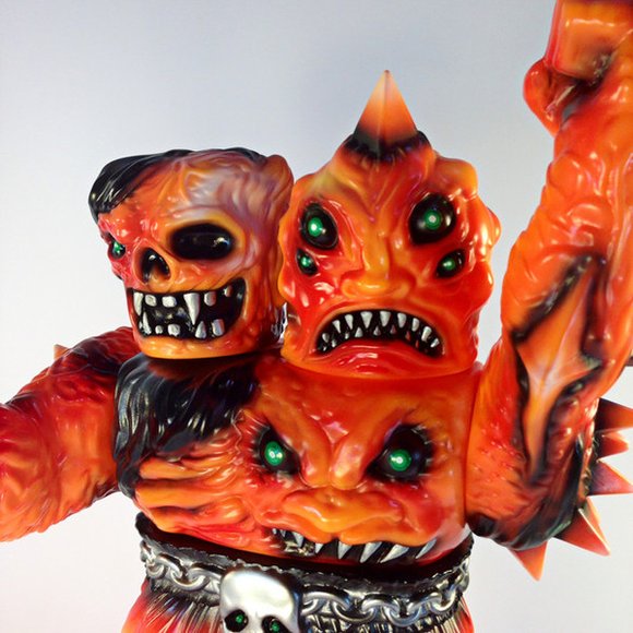 Krawluss - Nuclear Magma figure by Skinner, produced by Mutant Vinyl Hardcore. Detail view.