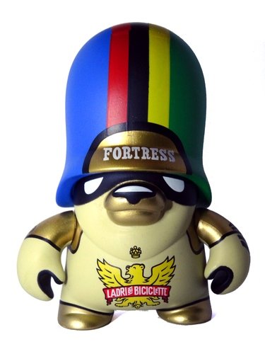Ladri di Biciclette Variant figure by Flying Fortress, produced by Artoyz Originals. Front view.