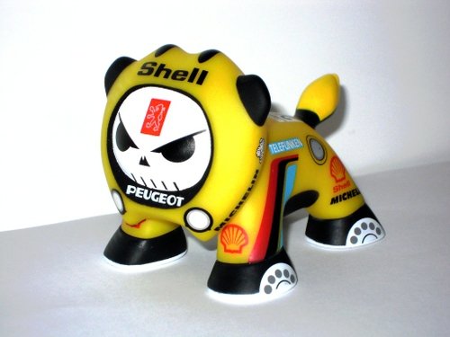 Léoz Series1 Huck Gee figure by Huck Gee, produced by Artoyz Originals X Peugeot Design Lab. Front view.