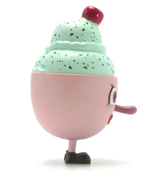 Lil Scoopy - Pistachio figure by Nouar, produced by Martian Toys. Side view.