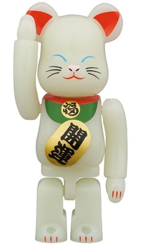 Lucky cat - GID 2 BE@RBRICK 100% figure, produced by Medicom Toy. Front view.