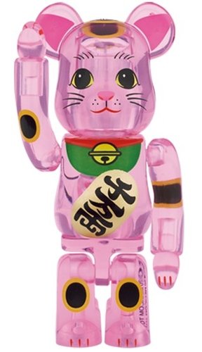 Lucky cat - Peach transparent BE@RBRICK 100% figure, produced by Medicom Toy. Front view.