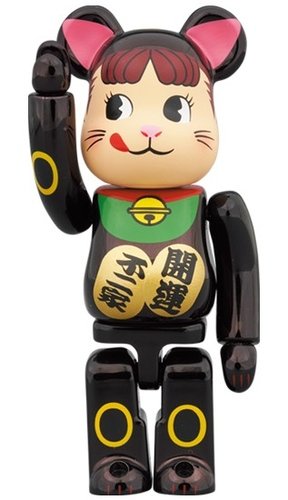 Lucky Cat - Peco-chan BLACK BE@RBRICK 100% figure, produced by Medicom Toy. Front view.