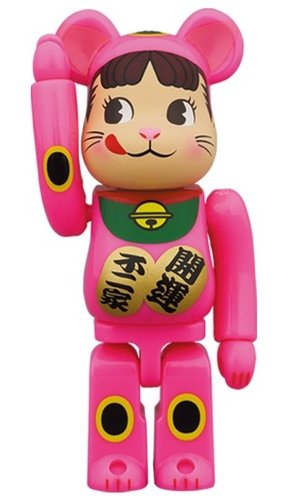 Lucky Cat - Peco-chan Fluorescent pink BE@RBRICK 100% figure, produced by Medicom Toy. Front view.