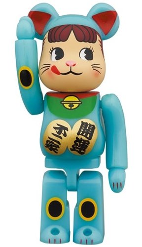 Lucky Cat - Peko-chan Blue phosphorescent BE@RBRICK 100% figure, produced by Medicom Toy. Front view.