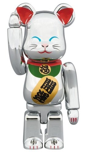 Lucky Cat - Silver BE@RBRICK 100% figure, produced by Medicom Toy. Front view.