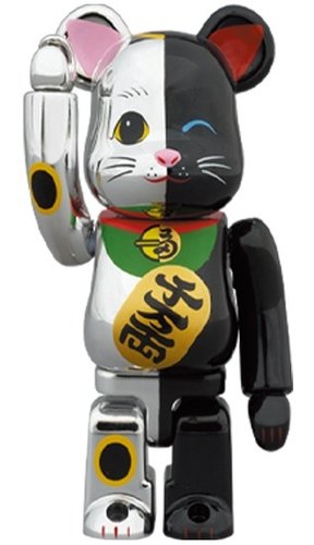 Lucky cat - Silver x black BE@RBRICK 100% figure, produced by Medicom Toy. Front view.