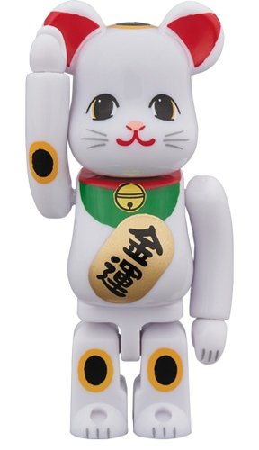 Lucky cat - White Gold luck BE@RBRICK 100% figure, produced by Medicom Toy. Front view.