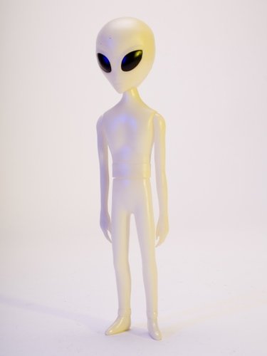 Marmit Grey Alien GID figure, produced by Marmit. Front view.