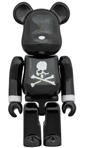 mastermind JAPAN BLACK CHROME Ver. BE@RBRICK 100% figure, produced by Medicom Toy. Front view.