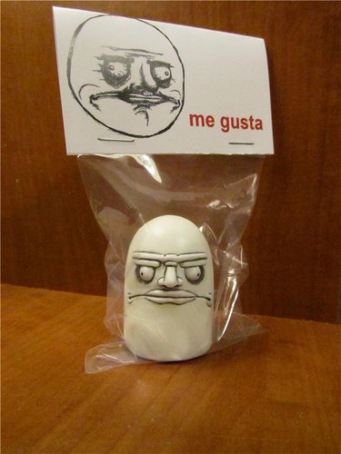 Me Gusta figure by Brian Maloy, produced by Whomp Toys. Front view.