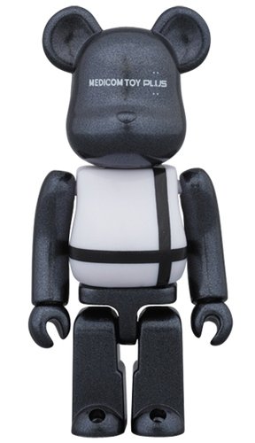 MEDICOM TOY PLUS BE@RBRICK 100% figure, produced by Medicom Toy. Front view.