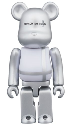 MEDICOM TOY PLUS BE@RBRICK 100% figure, produced by Medicom Toy. Front view.