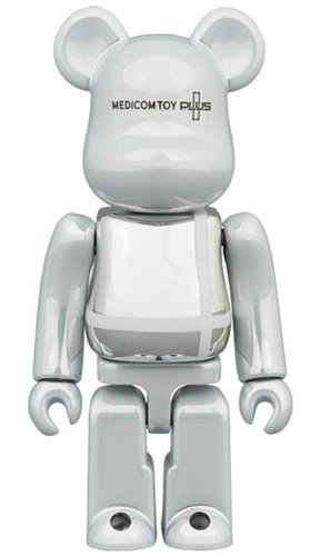 MEDICOM TOY PLUS WHITE CHROME Ver. BE@RBRICK 100% figure, produced by Medicom Toy. Front view.