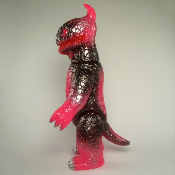 Miborah - Neon Pink, Metallic Black figure by Kiyoka Ikeda. Side view.