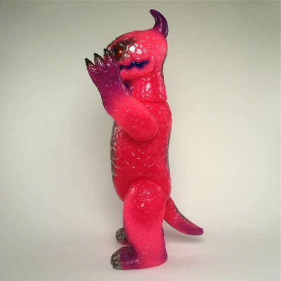 Miborah - Neon Pink, Metallic Red figure by Naoya Ikeda. Side view.
