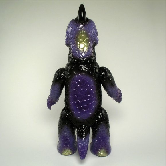 Miborah - Purple, Black figure by Naoya Ikeda. Back view.
