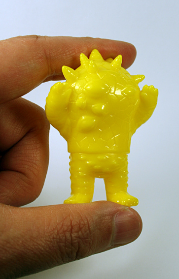 Micro Eyezon - Unpainted Yellow figure by Mark Nagata, produced by Max Toy Co.. Front view.