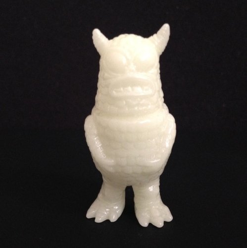 Micro Greasebat - GID unpainted SDCC figure by Jeff Lamm, produced by Monster Worship. Front view.