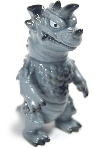 Mini Drazoran figure by Mark Nagata, produced by Max Toy Co.. Front view.