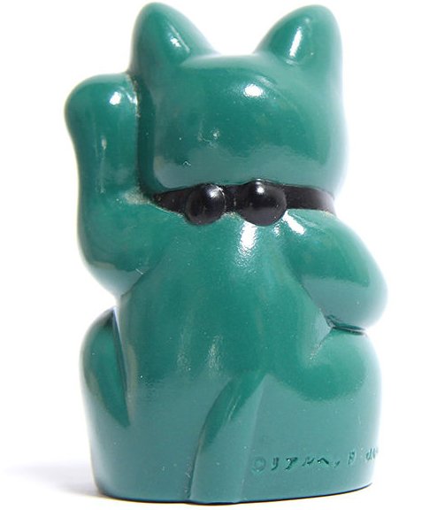 Mini Fortune Cat figure by Mori Katsura, produced by Realxhead. Back view.
