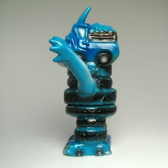 Mini Smogun - Light Blue, Black figure by Kiyoka Ikeda. Side view.