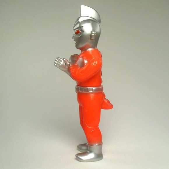 Mini Thrashman - GID, Red, Silver figure by Kiyoka Ikeda. Side view.