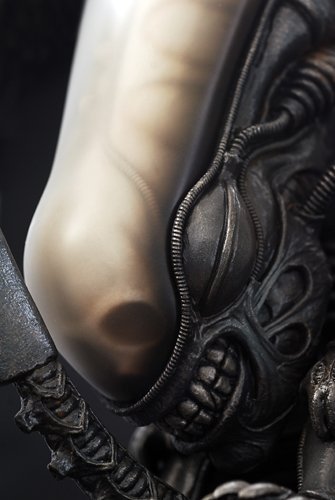 MMS Vinyl ALIEN Big Chap figure by James Khoo, produced by Hot Toys. Detail view.